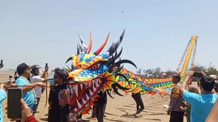 Festival Layang-layang di Pantai Jumiang Pamekasan