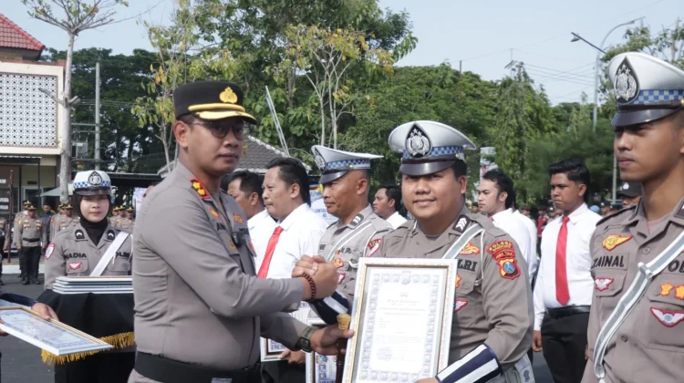 Sebanyak 40 Anggota Polres Sampang Dapat Penghargaan