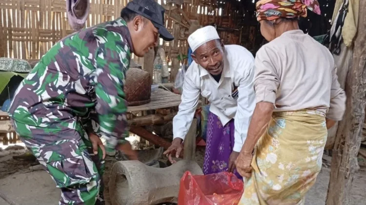 Babinsa Kokop Salurkan Sembako Warga Kurang Mampu