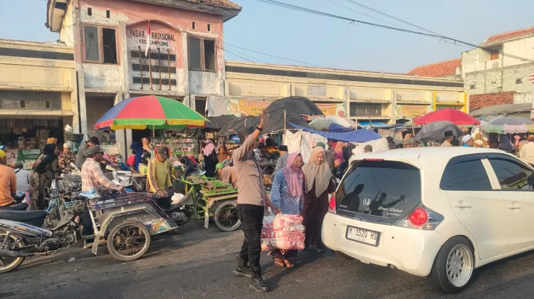Polsek Camplong Gelar Pengaturan Lalu Lintas di Pasar Dharma Camplong