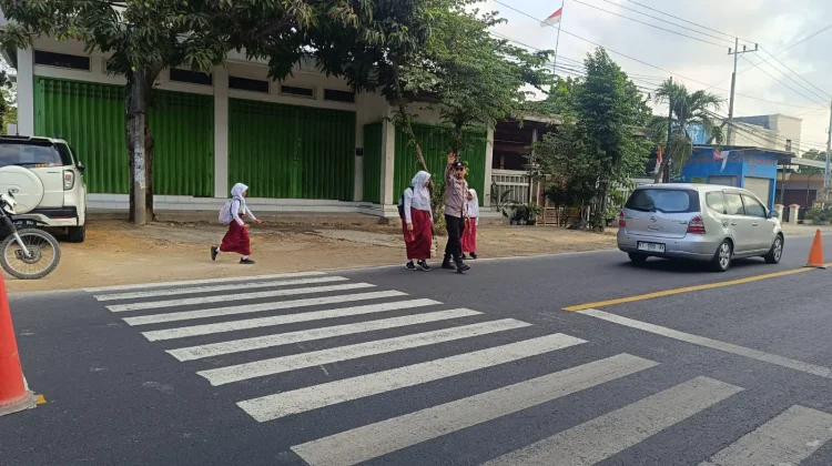 Polsek Camplong Gencarkan Pengaturan Lalu Lintas Pagi Demi Keselamatan Siswa
