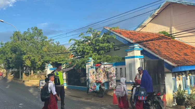 Polsek Karang Penang Bantu Siswa Seberang Jalan
