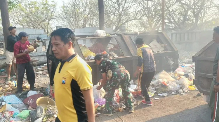 Wujudkan Program ASRI, Polsek Ketapang Bersama Warga Kerja Bakti di Pasar Sapi Kemi