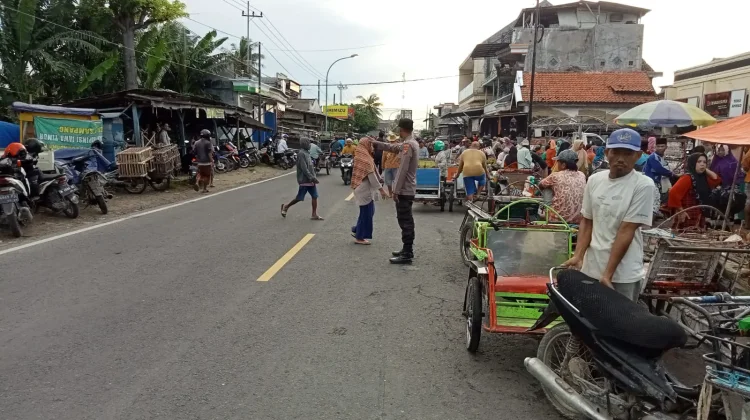 Kerap Bikin Macet, Kendaraan Parkir Sembarangan di Pasar Polowijo Ditertibkan Pol
