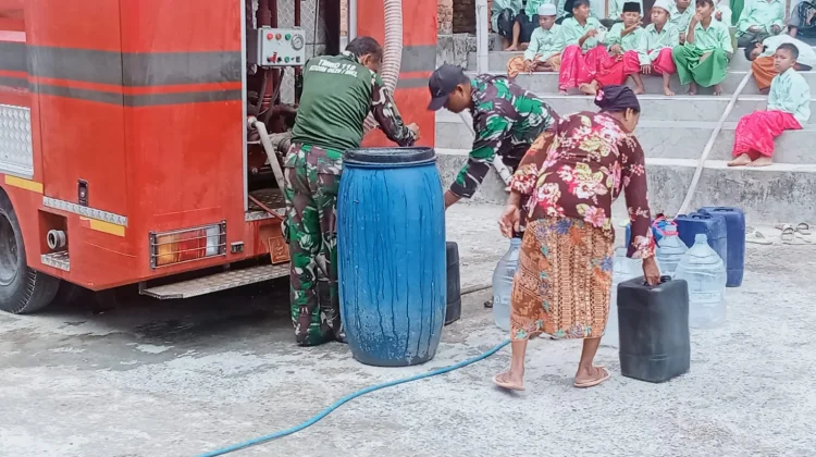 Atasi Kekeringan, Koramil Geger Bangkalan Salurkan Air Bersih