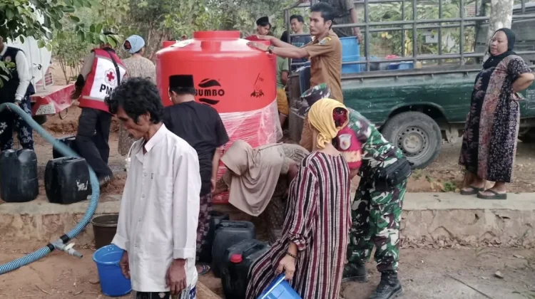 Atasi Kekeringan, TNI dan PMI Salurkan Air Bersih di Sampang