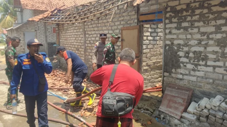 Gotong Royong Padamkan Kebakaran di Sampang
