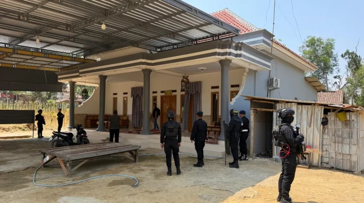 Polisi Geledah Rumah yang Diduga Jadi Tempat Pesta Sabu di Pamekasan