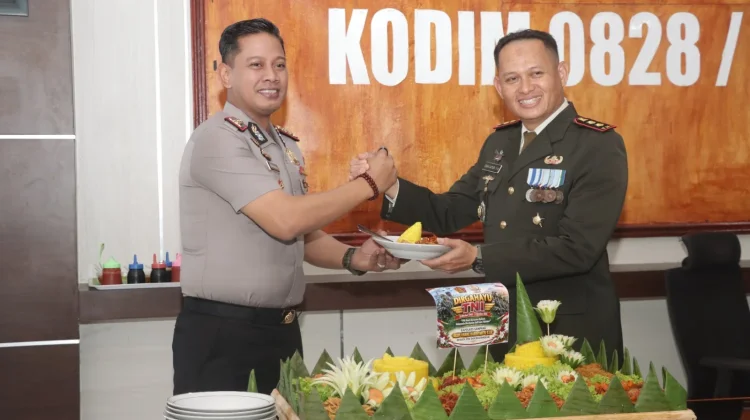 Kapolres Sampang Beri Kejutan Tumpeng HUT TNI ke-81