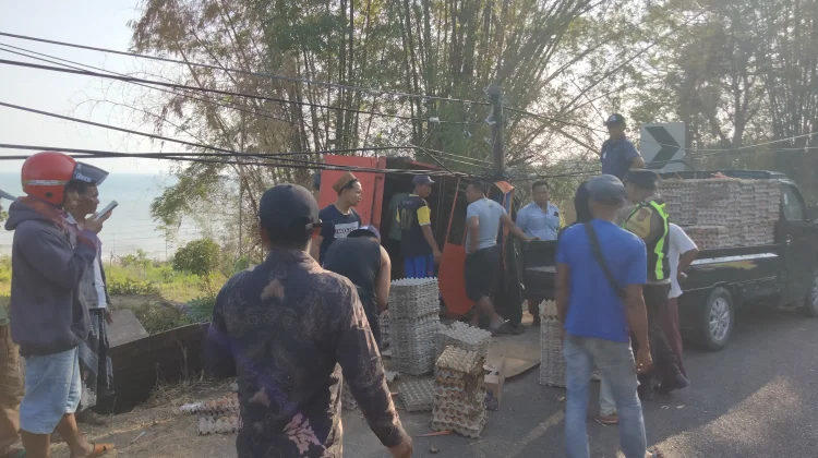 Truk Angkut 2,2 Ton Telur Terguling di Sampang
