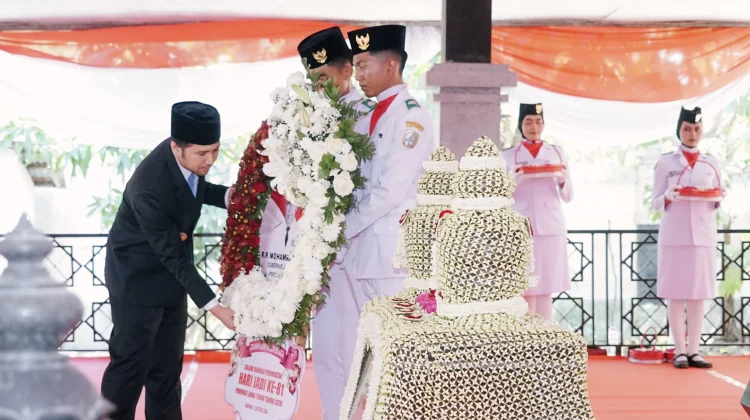 Hari Jadi Jatim, Emil Dardak Ziarah ke Makam RP M. Noer