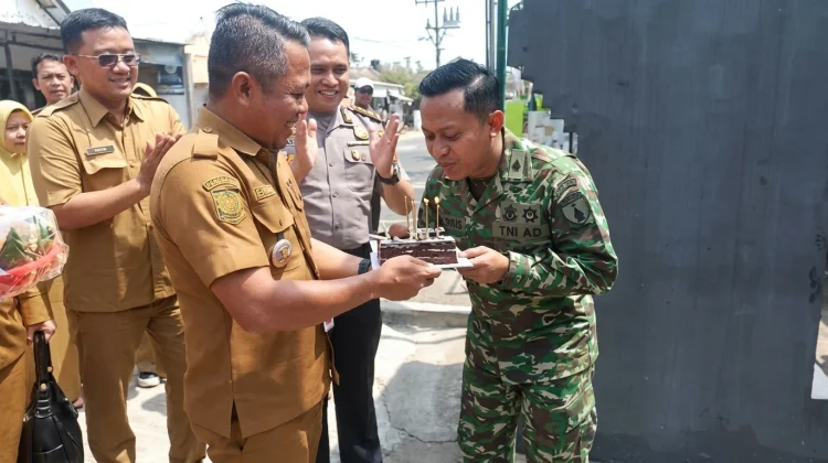 Muspika Burneh Beri Kejutan HUT ke-81 TNI di Koramil