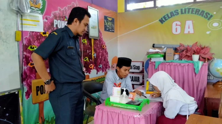 Siswa SD di Sampang Dapat Bantuan Alat Tulis