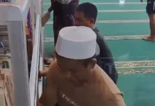 Jelang Ramadan, Masyarakat Sampang Bersihkan Masjid