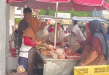 Pembeli Serbu Pedagang Daging Ayam pada Awal Ramadan di Sumenep