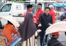 PDI Perjuangan Sampang Bagikan Ribuan Paket Sembako