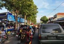 Berburu Takjil Buka Puasa di Sampang