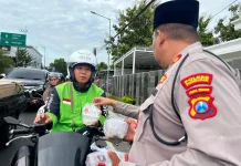 Polres Pamekasan Bagi Takjil Gratis Kepada Masyarakat