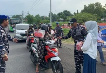 Berbagi Berkah Ramadan, Danlanal Batuporon Bagi Takjil di Akeses Suramadu