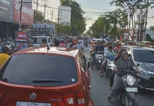 Berburu Takjil Padati Jalan Utama Kota Sampang