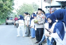 Kapolres Bangkalan Gandeng Mahasiswa UTM Bagikan Takjil di Kamal