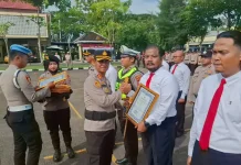 Kapolres Sampang Beri Penghargaan Personel Berprestasi