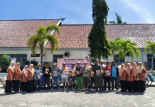 DWP SMAN 1 Sampang Bagikan Paket Sembako ke Abang Becak