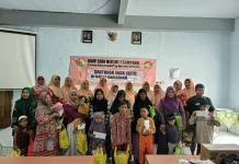 Berbagi Kasih, DWP SMAN 1 Sampang Santuni Anak Yatim