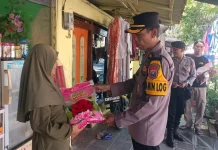 Polres Pamekasan Bagikan Sembako kepada Masyarakat