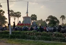 Ngabuburit di Tugu Keris Sumenep
