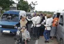 Bagikan Takjil dengan Kostum Unik
