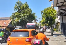 Kemacetan Panjang Warnai Akses Pasar Srimgunan Sampang