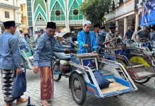 Berbagi Ramadan, Ratusan Abang Becak di Bangkalan Tersenyum Bahagia