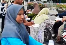 Teman Tuli Gerkatin Sampang Bagikan Ratusan Takjil kepada Masyarakat