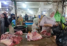 Harga Daging Naik, Pasar Srimangunan Sampang Padat