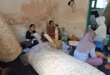 Permintaan Kerupuk Rambak Meningkat jelang Idul Fitri di Sumenep