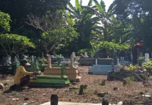 Tradisi Bersih Makam Hidup di Akhir Ramadan
