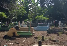 Warga Saroka Cat Makam Leluhur sebagai Bentuk Penghormatan
