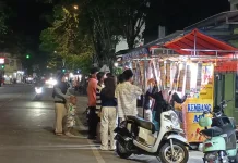 Malam Takbiran, Penjual Kembang Api di Sampang Ramai Pembeli