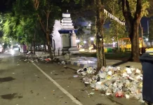 Keramaian Pengunjung Alun-alun Trunojoyo Sampang Sisakan Tumpukan Sampah