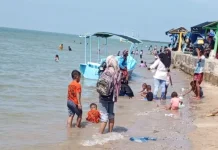 Libur Lebaran, Pantai Jumiang Pamekasan Ramai Pengunjung