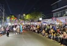 Ribuan Penonton Memadati Sepanjang Rute Parade Musik Daul di Sampang