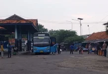 Arus Mudik dan Balik Lebaran Penumpang di Terminal Ronggosukowati Pamekasan Naik