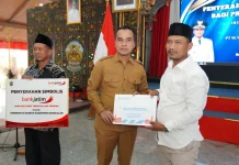 Bupati Bangkalan Dukung PKL Lewat Bantuan Tenda