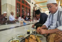 Membedah Sosiologi Tradisi Lebaran Ketupat