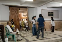 Babinsa Pastikan Ibadah Kamis Putih di Bangkalan Berjalan Kondusif