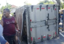 Truk Terguling di Sampang Diduga Muat Rokok Ilegal