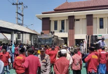 Vonis Samsul Picu Ricuh, Massa Geruduk PN Sampang