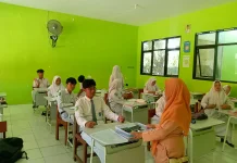 SMA Negeri 2 Sampang Kendalikan Gadget dengan Kotak Putih