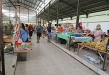Pasca Plastik Naik Pedagang Sampang Beralih ke Daun
